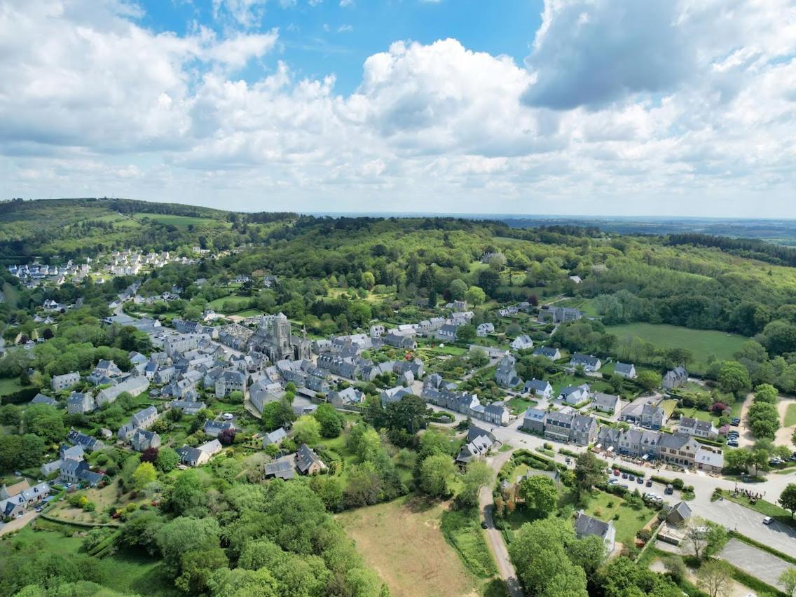 Logis Le Prieure Hotel Locronan Exterior photo